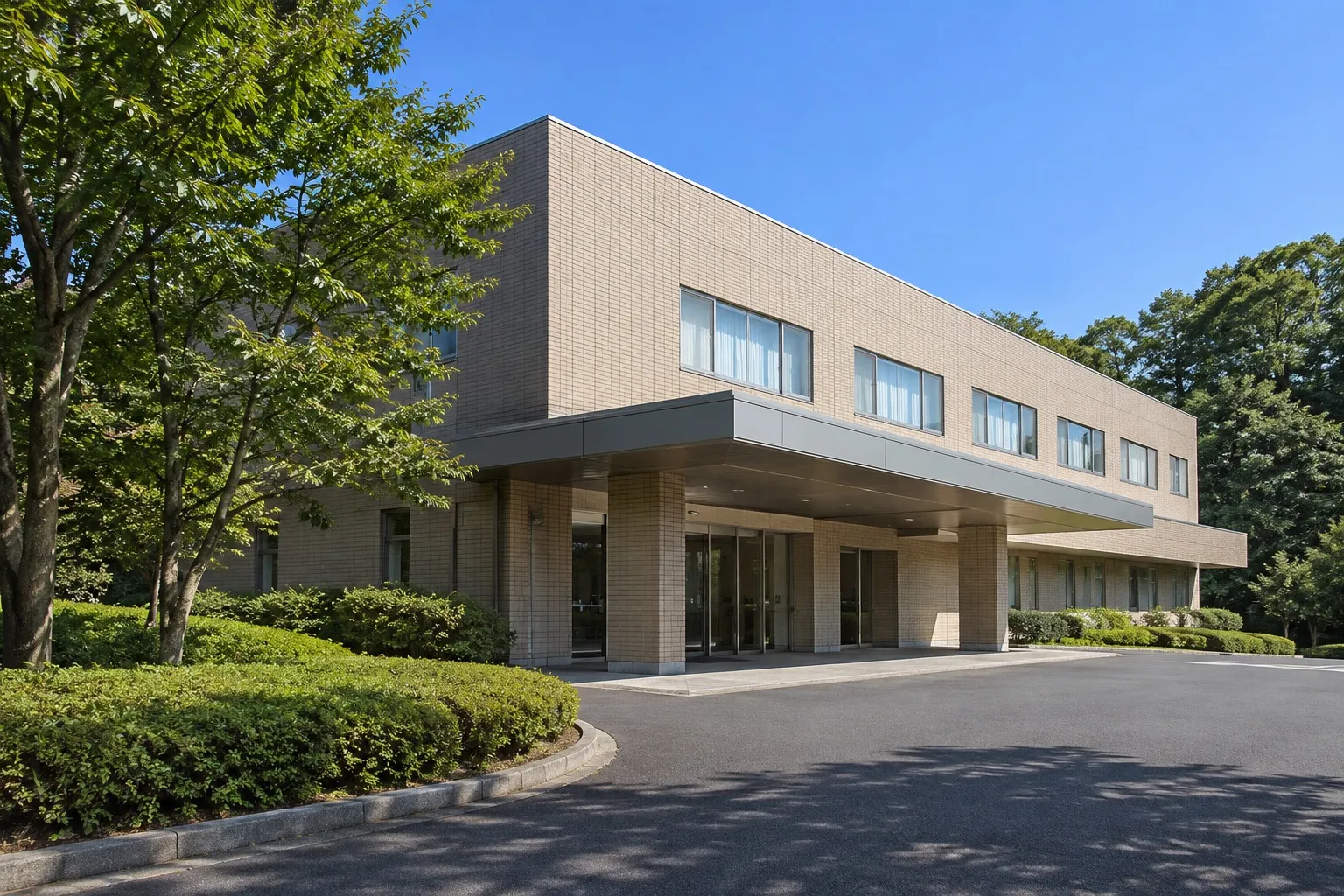 相模原市営斎場の建物へ続く進入路と、周りの樹々(イメージ)